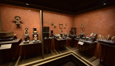 Ulusal Antropoloji Müzesi -Mexico City-çanak çömleği, heykeller, taş heykel - bir ulusal Meksika müzesidir. Müze, Aztek takvimi gibi Meksika öncesi dönemden kalma önemli arkeolojik ve antropolojik eserler içerir.