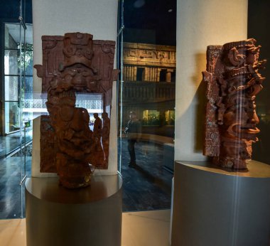 Ulusal Antropoloji Müzesi -Mexico City-çanak çömleği, heykeller, taş heykel - bir ulusal Meksika müzesidir. Müze, Aztek takvimi gibi Meksika öncesi dönemden kalma önemli arkeolojik ve antropolojik eserler içerir.