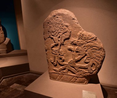 Ulusal Antropoloji Müzesi -Mexico City-çanak çömleği, heykeller, taş heykel - bir ulusal Meksika müzesidir. Müze, Aztek takvimi gibi Meksika öncesi dönemden kalma önemli arkeolojik ve antropolojik eserler içerir.