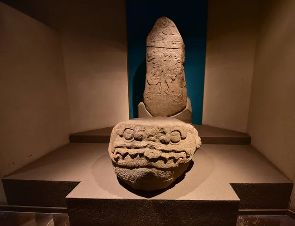 国立人類学博物館 メキシコ市 石彫は メキシコの国立博物館です 博物館は アステカ暦などのメキシコ前コロンビアの遺産からの重要な考古学的および人類学的遺物が含まれています — ストック写真