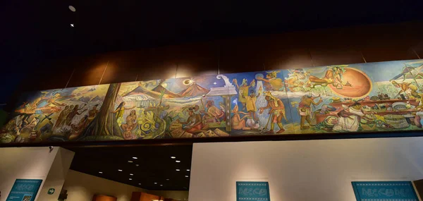 国立人類学博物館 メキシコ市 絵はメキシコの国立博物館です 博物館には アステカ暦などのメキシコ前コロンビアの遺産からの重要な考古学的および人類学的遺物が含まれています — ストック写真