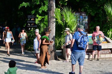 Xcaret Parkı - Riviera Maya - Meksika Dansçıları, Meksika 'nın Quintana Roo eyaletinden Karayipler kıyısında yer alan Riviera Maya' da bir eğlence parkı, tatil köyü ve eko-turizm gelişimi..