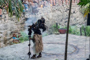 Xcaret Parkı - Riviera Maya - Meksika Dansçıları, Meksika 'nın Quintana Roo eyaletinden Karayipler kıyısında yer alan Riviera Maya' da bir eğlence parkı, tatil köyü ve eko-turizm gelişimi..