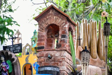 Xcaret - Riviera Maya - Meksika-Mezarlığı, Meksika 'nın Quintana Ru eyaletinden Karayip kıyılarının bir kısmı olan Riviera Maya' da yer alan bir eğlence parkı, bir tatil beldesi ve eko-turizm gelişimi. 