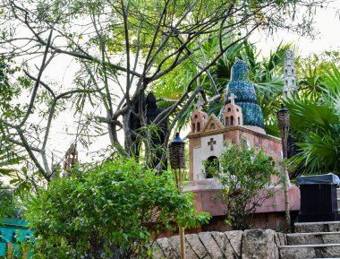 Xcaret - Riviera Maya - Meksika-Mezarlığı, Meksika 'nın Quintana Ru eyaletinden Karayip kıyılarının bir kısmı olan Riviera Maya' da yer alan bir eğlence parkı, bir tatil beldesi ve eko-turizm gelişimi. 