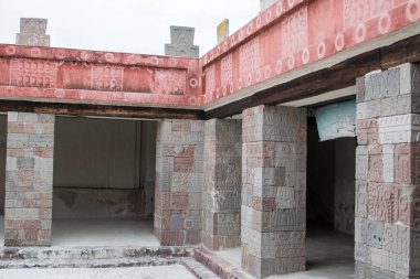 Ciudadela (Citadel) Teotihuacan. Teotihuacan, Teotihuacan 'ın tam merkezinde yer alan ve şehir planının bir parçası olan yaklaşık 17 dönümlük bir alana sahip büyük bir meydan. Ciudadela geçit alanı, dini merkez, başkent ve belki de daha fazlasıydı..