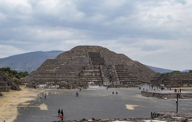 Ay Piramidi, Teotihuacan şehrindeki en büyük ikinci yapıdır. Çok eski bir yapının üzerinde yükselen cephenin diğer taraflara göre daha büyük bir eğilimi vardır. Böylece Ölüler Yolu 'ndan Tanrıça' nın tapınağına ulaşım kolaylaşır. 