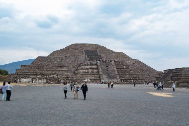 Ay Piramidi, Teotihuacan şehrindeki en büyük ikinci yapıdır. Çok eski bir yapının üzerinde yükselen cephenin diğer taraflara göre daha büyük bir eğilimi vardır. Böylece Ölüler Yolu 'ndan Tanrıça' nın tapınağına ulaşım kolaylaşır. 