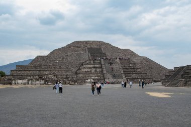 Ay Piramidi, Teotihuacan şehrindeki en büyük ikinci yapıdır. Çok eski bir yapının üzerinde yükselen cephenin diğer taraflara göre daha büyük bir eğilimi vardır. Böylece Ölüler Yolu 'ndan Tanrıça' nın tapınağına ulaşım kolaylaşır. 