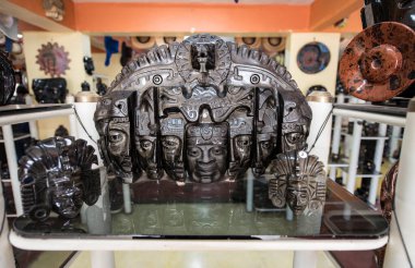 Teotihuacan Meksika 'da, Teotihuacn' da Obsidian heykelleri tanrıların heykellerini yapmak için kullanılırdı. Obsidiyen, siyah, gümüş ya da altın kullanıldı, sadece ışıkta açık renkli, gölgede tüm varyasyonlar siyah görünür..
