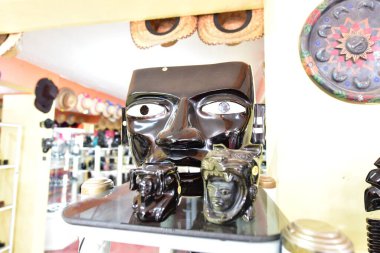 Teotihuacan Meksika 'da, Teotihuacn' da Obsidian heykelleri tanrıların heykellerini yapmak için kullanılırdı. Obsidiyen, siyah, gümüş ya da altın kullanıldı, sadece ışıkta açık renkli, gölgede tüm varyasyonlar siyah görünür..