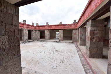 Ciudadela (Citadel) Teotihuacan.Teotihuacan, Teotihuacan 'ın tam merkezinde yer alan ve şehir planının bir parçası olan yaklaşık 17 dönümlük bir alana sahip büyük bir meydandır.. 