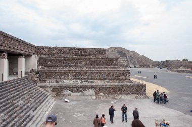 El gran teocalli teotihuacan. Teocalli bir Mezoamerikan piramididir. Piramit terastır ve Kolombiya öncesi Meksika 'daki en önemli dini ritüellerden bazıları piramidin tepesindeki tapınakta gerçekleşmiştir..