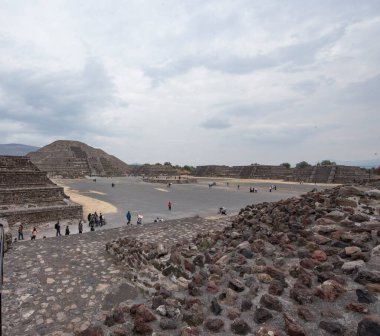 Ölü Teotihuacan Bulvarı. Teotihuacan şehirlerinin ana anıtları 45 metre genişliğinde ve 2 kilometre uzunluğunda, 