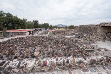 Ciudadela (Citadel) Teotihuacan.Teotihuacan, Teotihuacan 'ın tam merkezinde yer alan ve şehir planının bir parçası olan yaklaşık 17 dönümlük bir alana sahip büyük bir meydandır.. 