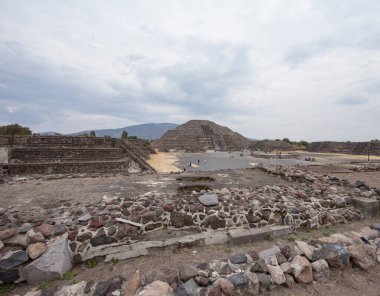 Ay Piramidi, Teotihuacan şehrindeki en büyük ikinci yapıdır. Çok eski bir yapının üzerinde yükselen cephenin diğer taraflara göre daha büyük bir eğilimi vardır. Böylece Ölüler Yolu 'ndan Tanrıça' nın tapınağına ulaşım kolaylaşır. 