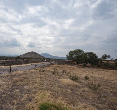 Ölü Teotihuacan Bulvarı. Teotihuacan şehirlerinin ana anıtları 45 metre genişliğinde ve 2 kilometre uzunluğunda, 