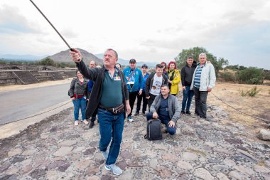 Teotihuacan Arkeoloji Kompleksi 'ndeki turistler buranın ve onu inşa eden medeniyetin kökeni gizemlidir şehir 5 ana elementten oluşur: Güneş Piramidi, Ölüler Bulvarı, Ay Piramidi.,....