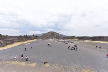 Ölü Teotihuacan Bulvarı. Teotihuacan şehirlerinin ana anıtları 45 metre genişliğinde ve 2 kilometre uzunluğunda, 