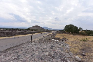 Teotihuacan 'da yer alan Güneş Piramidi, dünyanın en uzun üçüncü piramididir. Şu anda yüksekliği 64.5 metredir ve 5 seviyeden oluşur. Daha önce Güneş Piramidinin yüksekliği 71 metreydi ve piramidin tepesinde bir tapınak vardı.. 