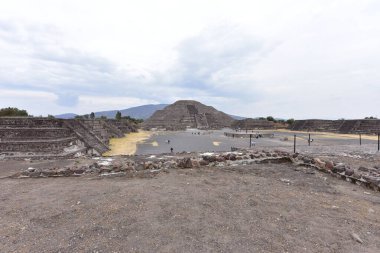Ölü Teotihuacan Bulvarı. Teotihuacan şehirlerinin ana anıtları 45 metre genişliğinde ve 2 kilometre uzunluğunda, 