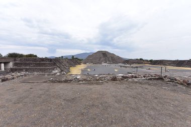 Ölü Teotihuacan Bulvarı. Teotihuacan şehirlerinin ana anıtları 45 metre genişliğinde ve 2 kilometre uzunluğunda, 