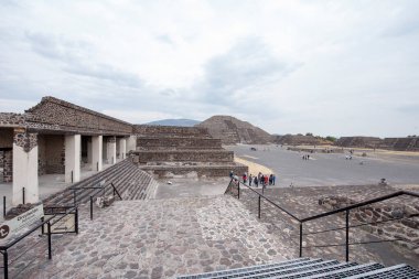 Ciudadela (Citadel) Teotihuacan.Teotihuacan, Teotihuacan 'ın tam merkezinde yer alan ve şehir planının bir parçası olan yaklaşık 17 dönümlük bir alana sahip büyük bir meydandır.. 