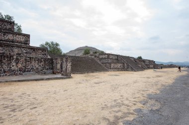 Teotihuacan 'da yer alan Güneş Piramidi, dünyanın en uzun üçüncü piramididir. Şu anda yüksekliği 64.5 metredir ve 5 seviyeden oluşur. Daha önce Güneş Piramidinin yüksekliği 71 metreydi ve piramidin tepesinde bir tapınak vardı.. 