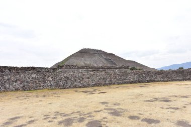 Teotihuacan 'da yer alan Güneş Piramidi, dünyanın en uzun üçüncü piramididir. Şu anda yüksekliği 64.5 metredir ve 5 seviyeden oluşur. Daha önce Güneş Piramidinin yüksekliği 71 metreydi ve piramidin tepesinde bir tapınak vardı.. 