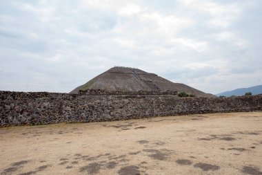 Teotihuacan 'da yer alan Güneş Piramidi, dünyanın en uzun üçüncü piramididir. Şu anda yüksekliği 64.5 metredir ve 5 seviyeden oluşur. Daha önce Güneş Piramidinin yüksekliği 71 metreydi ve piramidin tepesinde bir tapınak vardı.. 