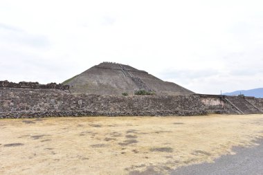 Teotihuacan 'da yer alan Güneş Piramidi, dünyanın en uzun üçüncü piramididir. Şu anda yüksekliği 64.5 metredir ve 5 seviyeden oluşur. Daha önce Güneş Piramidinin yüksekliği 71 metreydi ve piramidin tepesinde bir tapınak vardı.. 