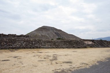 Teotihuacan 'da yer alan Güneş Piramidi, dünyanın en uzun üçüncü piramididir. Şu anda yüksekliği 64.5 metredir ve 5 seviyeden oluşur. Daha önce Güneş Piramidinin yüksekliği 71 metreydi ve piramidin tepesinde bir tapınak vardı.. 