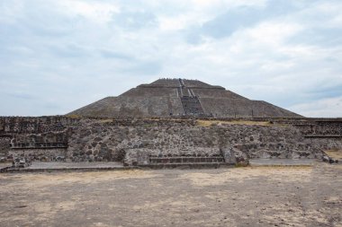 Teotihuacan 'da yer alan Güneş Piramidi, dünyanın en uzun üçüncü piramididir. Şu anda yüksekliği 64.5 metredir ve 5 seviyeden oluşur. Daha önce Güneş Piramidinin yüksekliği 71 metreydi ve piramidin tepesinde bir tapınak vardı.. 