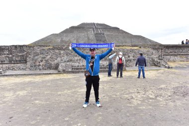 Teotihuacan 'da yer alan Güneş Piramidi, dünyanın en uzun üçüncü piramididir. Şu anda yüksekliği 64.5 metredir ve 5 seviyeden oluşur. Daha önce Güneş Piramidinin yüksekliği 71 metreydi ve piramidin tepesinde bir tapınak vardı.. 