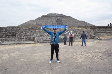 Teotihuacan 'da yer alan Güneş Piramidi, dünyanın en uzun üçüncü piramididir. Şu anda yüksekliği 64.5 metredir ve 5 seviyeden oluşur. Daha önce Güneş Piramidinin yüksekliği 71 metreydi ve piramidin tepesinde bir tapınak vardı.. 