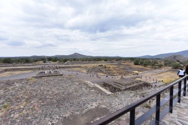 Ölü Teotihuacan Bulvarı. Teotihuacan şehirlerinin ana anıtları 45 metre genişliğinde ve 2 kilometre uzunluğunda, 