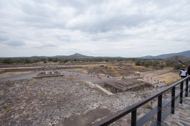 Ölü Teotihuacan Bulvarı. Teotihuacan şehirlerinin ana anıtları 45 metre genişliğinde ve 2 kilometre uzunluğunda, 