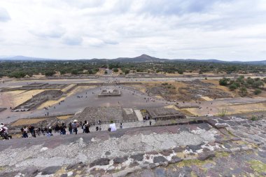 Ölü Teotihuacan Bulvarı. Teotihuacan şehirlerinin ana anıtları 45 metre genişliğinde ve 2 kilometre uzunluğunda, 