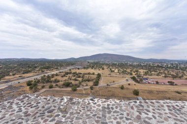 Ölü Teotihuacan Bulvarı. Teotihuacan şehirlerinin ana anıtları 45 metre genişliğinde ve 2 kilometre uzunluğunda, 