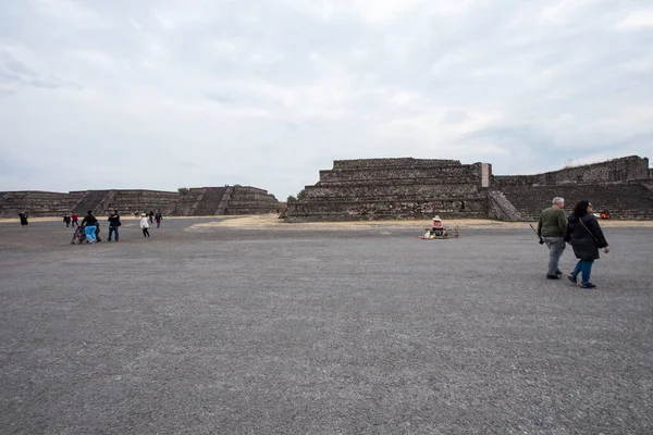 死者Teotihuacanの大通りTeotihuacanの都市の主な記念碑は 墓で舗装されていると考えられているので 幅45メートル 長さ2キロ 死者の大通り と呼ばれる中央道路によって接続されています — ストック写真