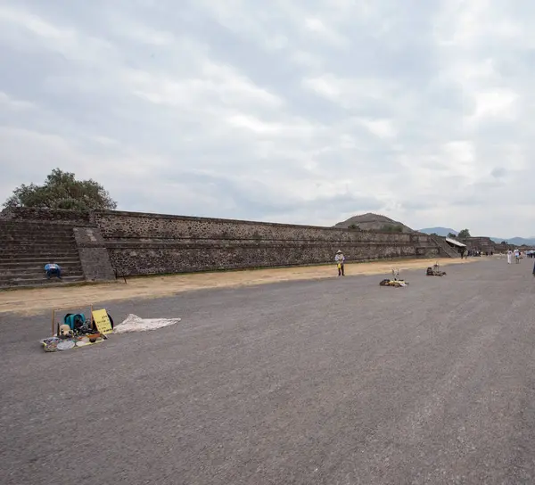 테오티와칸의 테오티와칸거리는 미터이고 2Km 도로로 연결되어 있는데 무덤으로 포장되어 있다고 — 스톡 사진
