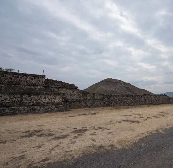 Teotihuacanに位置する太陽のピラミッドは 世界で3番目に高いピラミッドです 現在の高さは64 5メートルで 5つのレベルで構成されています ピラミッドの最上部には神殿がありました 太陽のピラミッドの高さは71 Mでした — ストック写真