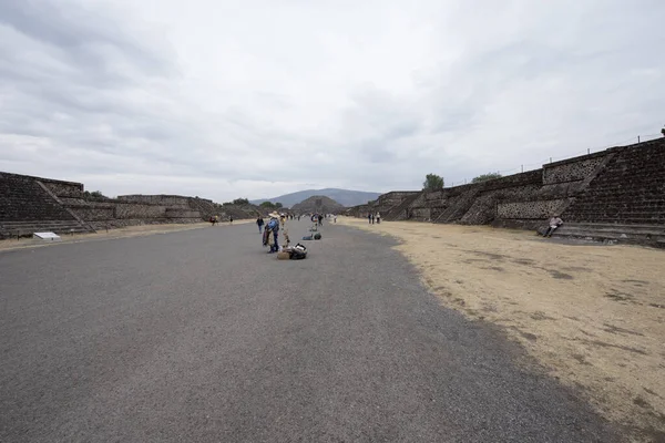 死者Teotihuacanの大通りTeotihuacanの都市の主な記念碑は 墓で舗装されていると考えられているので 幅45メートル 長さ2キロ 死者の大通り と呼ばれる中央道路によって接続されています — ストック写真