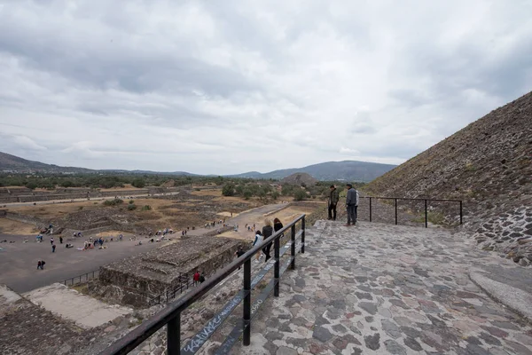 테오티와칸 Teotihuacn 태양의 피라미드에서 사람이 번역으로 테오티와칸 San Juan Teotihuacnn — 스톡 사진