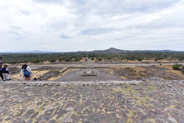 Ölü Teotihuacan Bulvarı. Teotihuacan şehirlerinin ana anıtları 45 metre genişliğinde ve 2 kilometre uzunluğunda, 