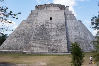 Sihirbazlık Piramidi. Meksika 'nın Uxmal şehrinde bulunan bir Mezoamerikan piramididir. Ayrıca Cüce Piramidi ve Bulmaca Piramidi olarak da bilinir. Piramit Uxmal' in en yüksek ve en tanınır yapısıdır.