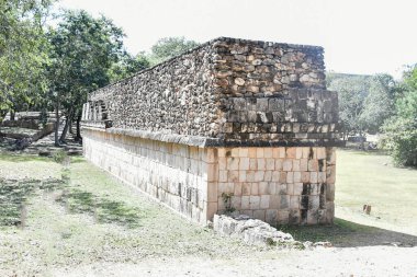 Uxmal Arkeolojik Kompleksi Yucatan Yarımadası 'ndaki en iyi korunmuş Maya kalıntılarıdır. Bölgenin temsilci binaları şunlardır: Lider Sarayı, Sihirbazın Piramidi, İdari Saray, spor müsabakaları için kullanılan platform, Kuş Evi;