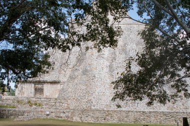 Sihirbazlık Piramidi. Meksika 'nın Uxmal şehrinde bulunan bir Mezoamerikan piramididir. Ayrıca Cüce Piramidi ve Bulmaca Piramidi olarak da bilinir. Piramit Uxmal' in en yüksek ve en tanınır yapısıdır.