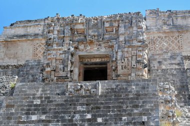 Sihirbazlık Piramidi. Meksika 'nın Uxmal şehrinde bulunan bir Mezoamerikan piramididir. Ayrıca Cüce Piramidi ve Bulmaca Piramidi olarak da bilinir. Piramit Uxmal' in en yüksek ve en tanınır yapısıdır.