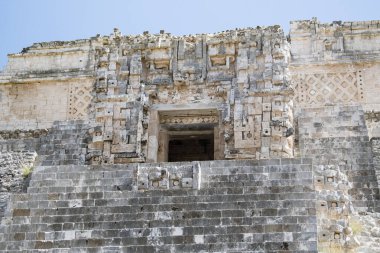 Sihirbazlık Piramidi. Meksika 'nın Uxmal şehrinde bulunan bir Mezoamerikan piramididir. Ayrıca Cüce Piramidi ve Bulmaca Piramidi olarak da bilinir. Piramit Uxmal' in en yüksek ve en tanınır yapısıdır.